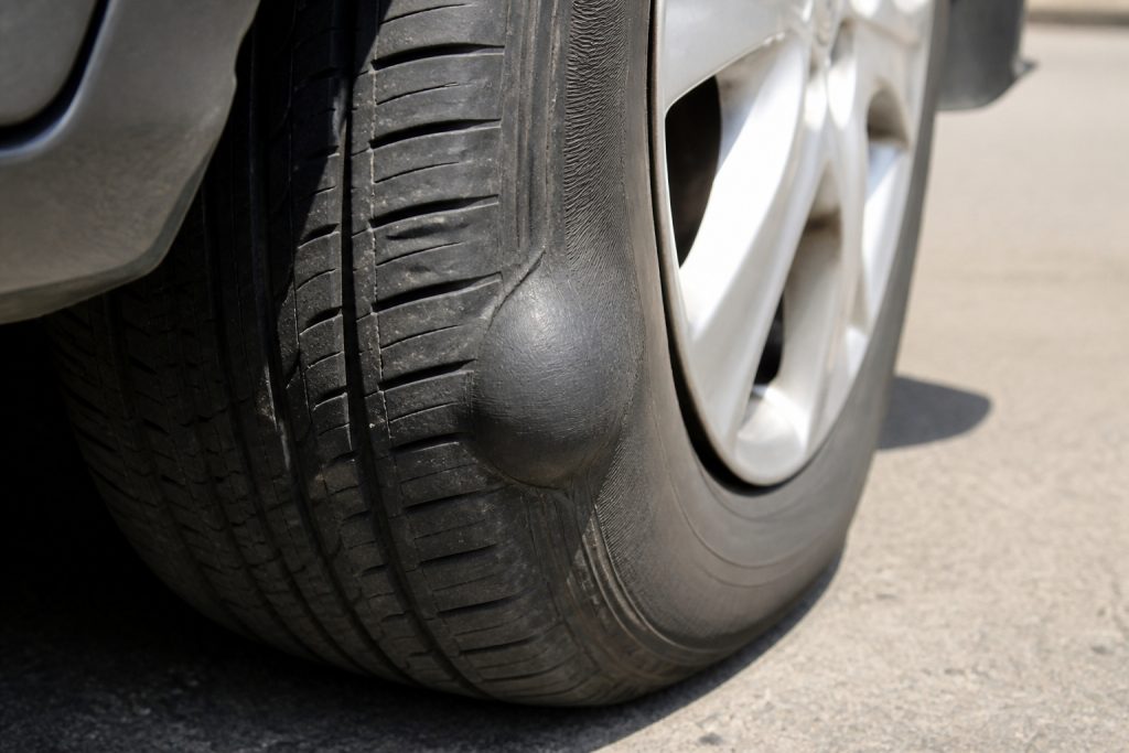 Pneu de voiture avec hernie dangereuse