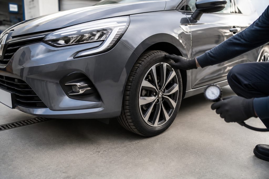 Verification pneu de voiture moderne
