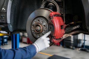 Pourquoi tes freins sifflent à basse vitesse ?