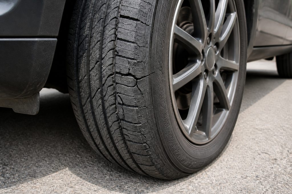 Pneu de voiture use avec fissures