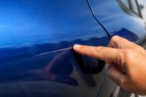 Enlever les rayures de voiture : le diagnostic avant