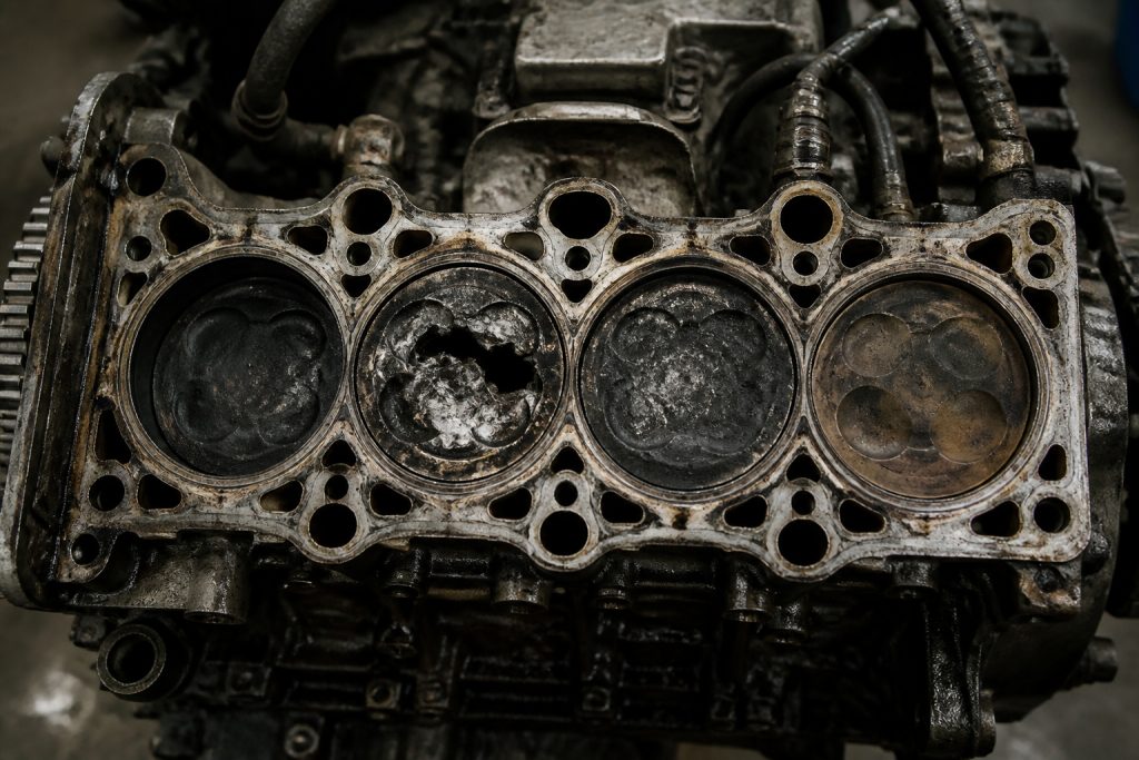 Moteur automobile gravement endommage